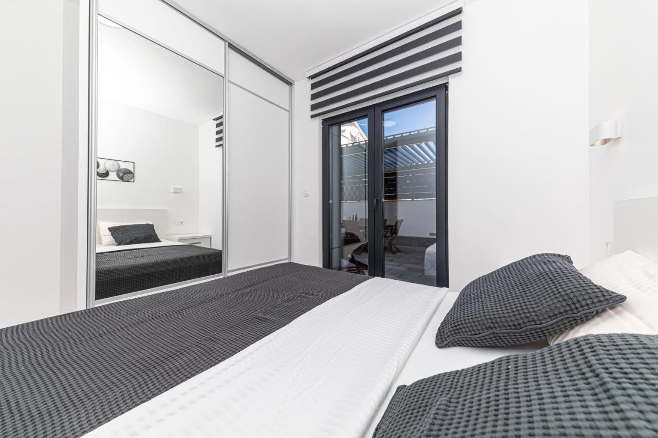 Luxury Apartment Pia With Swimming Pool And Grill 特罗吉尔 外观 照片