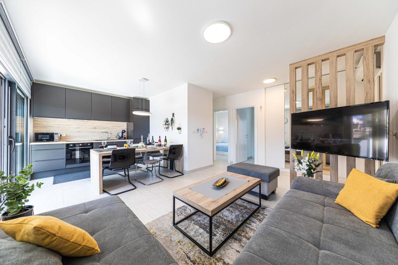 Luxury Apartment Pia With Swimming Pool And Grill 特罗吉尔 外观 照片